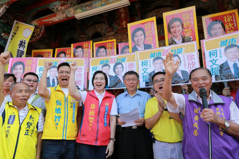 柯文哲希望打破藍綠意識形態、翻轉台灣政治，因此要大家支持「正常的人」當選。   圖：柯文哲競選辦公室提供