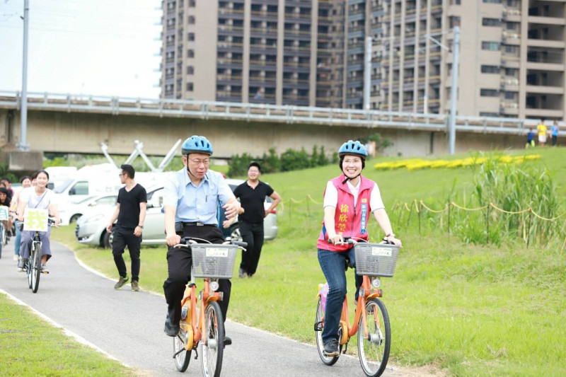 柯文哲今日南下新竹縣替徐欣瑩助選，兩人一同到頭前溪一起騎單車。   圖：柯文哲競選辦公室提供