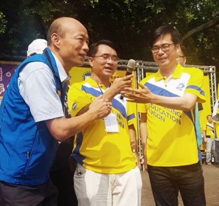 陳其邁、韓國瑜同台亮相，展現了君子風度。   圖：高雄市教育產業工會提供