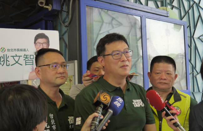 姚文智表示，若他當選台北市長，不會允許中國五星旗在台北市天空中飄揚。圖為姚文智於今天下午拜訪建國假日花市、玉市掃街。   圖：陳佩君攝