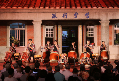入第21年的台南黃家古厝音樂會，22日晚間登場，且 為鼓勵在地學子，今年特別邀請在地後壁國中鼓隊開場 ，為這場年度藝文饗宴揭開序幕。   圖：中央社