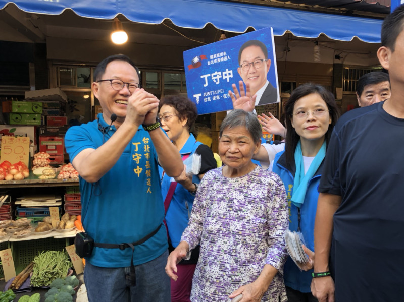 國民黨台北市長參選人丁守中今（23）日赴自強市場拜票。   圖：丁守中辦公室 / 提供