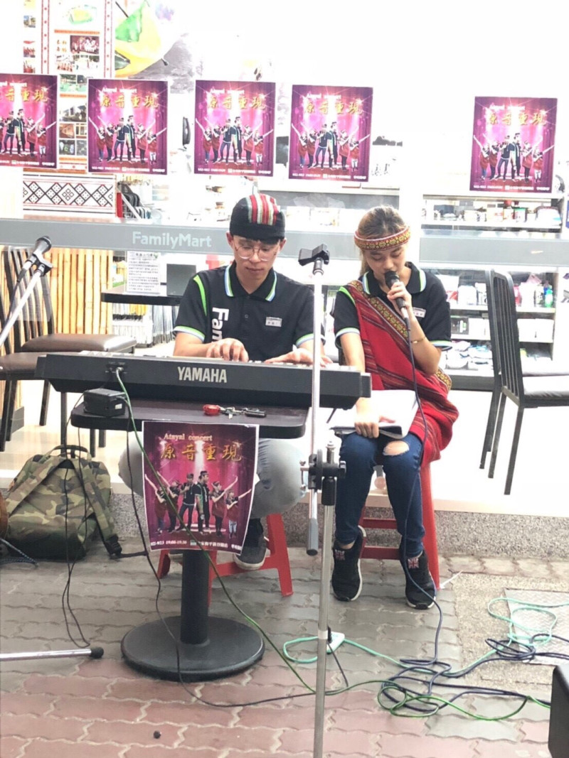 谷關全家便利店門前騎樓成臨時的舞台 圖:谷關全家便利店/提供