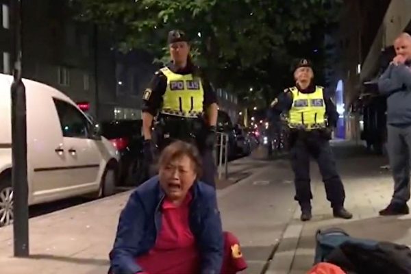日前，瑞典有三名來自中國的遊客在路上大哭大鬧。   圖：翻攝視頻