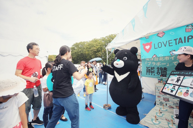 台北市政府吉祥物「熊讚Bravo」也來日本出任務，以超靈活身段與日本民眾互動，人氣滿分。   圖：中華文化總會提供