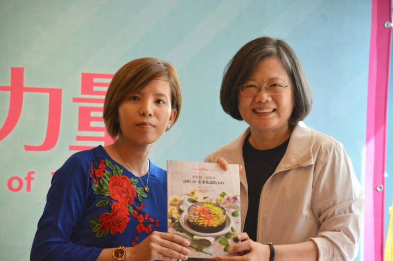 代表新住民致詞的武芳草贈送去年出版的果中花教學書籍給蔡總統，為她的「台灣夢」寫下見證。   圖：民進黨提供