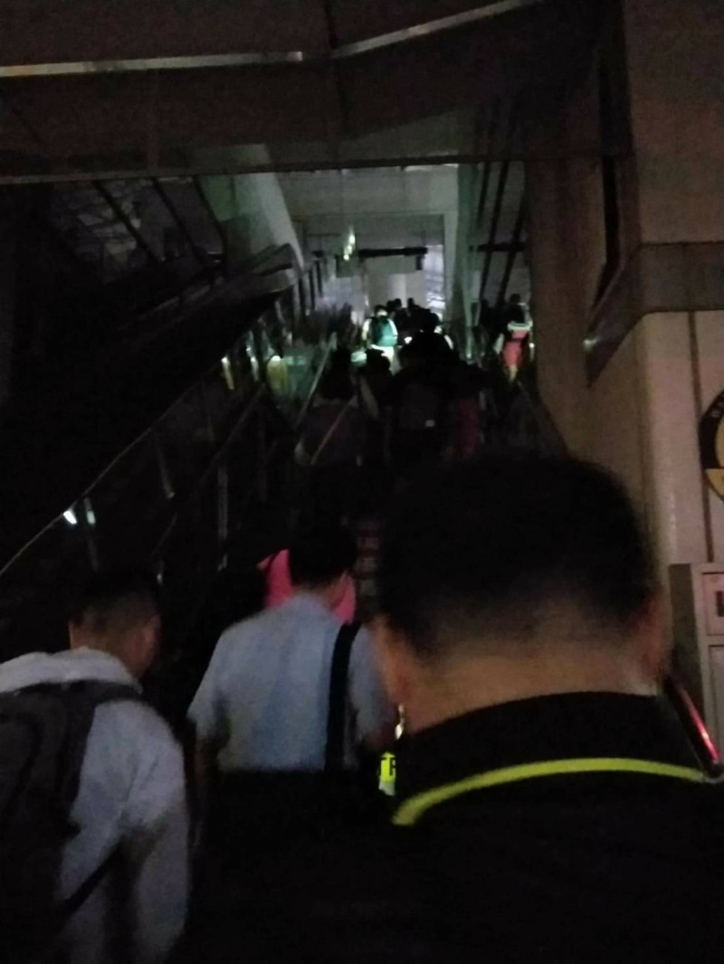 台鐵新左營站晚間大停電，民眾摸黑走手扶梯搭車。   圖/翻攝自爆廢公社