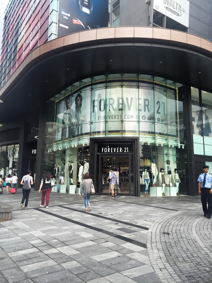 來自美國洛杉磯的快時尚品牌Forever 21，傳出即將於本月底撤出台灣的消息。   圖：翻攝臉書