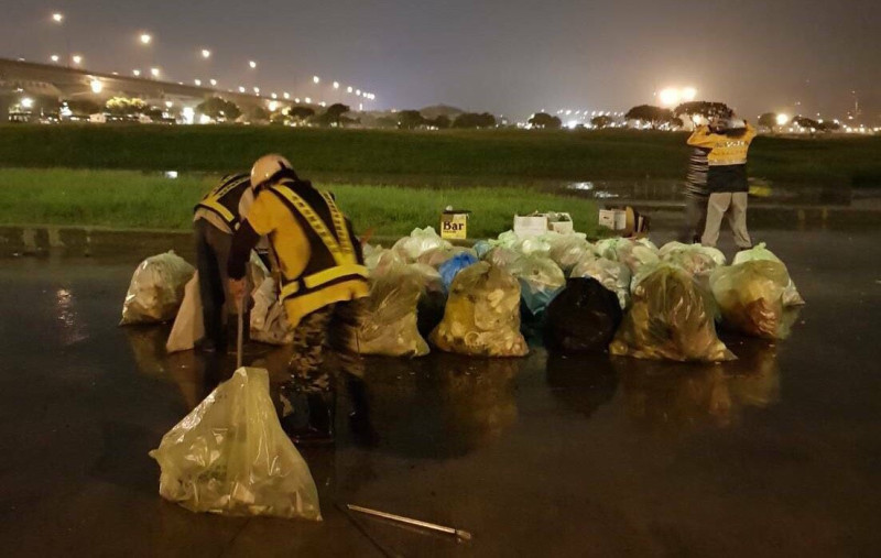 北市河濱公園開放烤肉，但因此留下大批垃圾。   圖：台北市政府提供