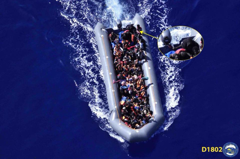 今年8月，義大利有關單位在瑪爾濟斯水域發現1艘小船，船上載有70個中東移民，讓義大利相當頭痛。   圖：翻攝薩維尼臉書