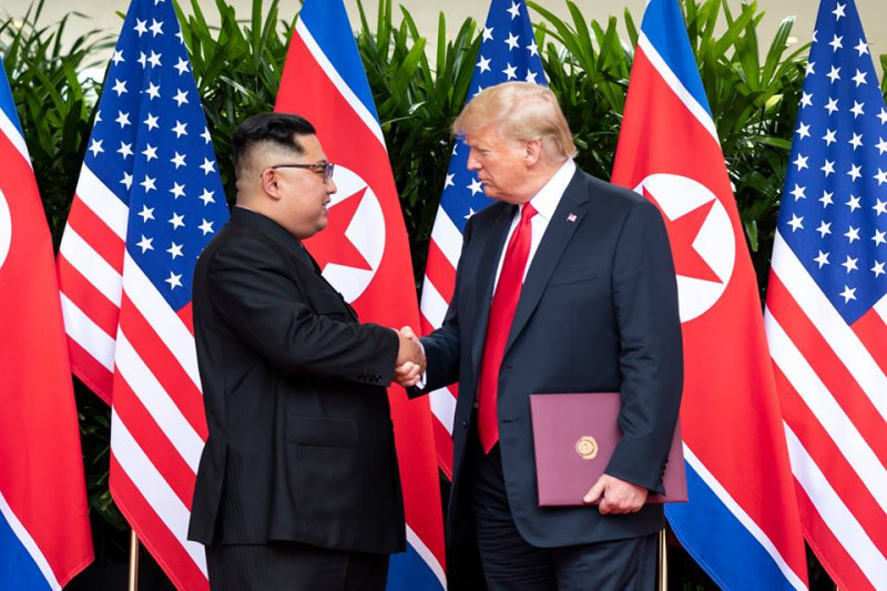 美國總統川普（右）和北韓領導人金正恩（左）。   圖：翻攝美國白宮臉書(資料照片)