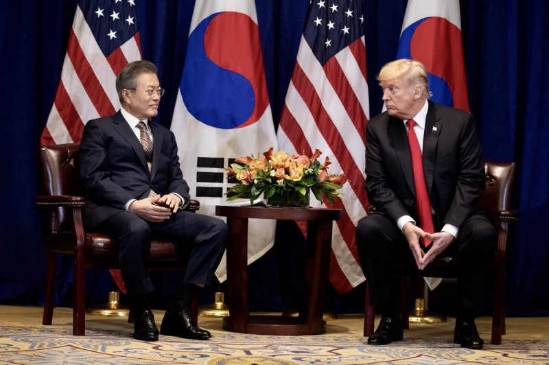 韓國總統文在寅（左）結束訪問朝鮮行程後，隨即赴美與美國總統川普會面，討論2國貿易議題，並為金正恩傳話。   圖：翻攝川普推特