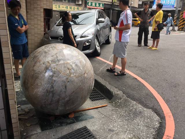 這顆重達2公噸的水晶球撞上民宅及汽機車，撞擊力相當驚人，車子輪胎還歪掉。   圖：翻攝爆料公社