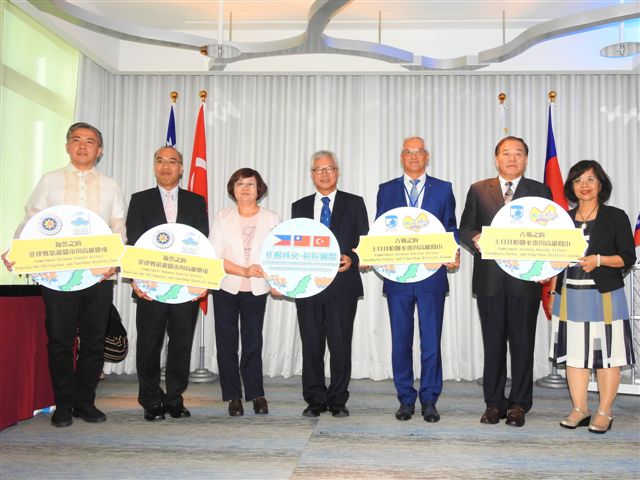 高雄市政府國際處提出「扎根外交.區區締盟」，以高雄最精彩、多元的各區特色和資源跟世界做朋友。   圖：高雄市政府提供