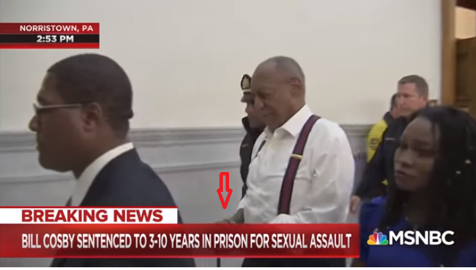 演出《天才老爹》走紅的美國老牌黑人諧星比爾寇斯比（中），25日性侵案遭判刑，隨即被上銬（紅箭處）帶走。   圖：翻攝Youtube/MSNBC