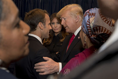 法國總統馬克宏（左二）在聯合國大會與美國總統川普（右二）對談，交換意見，中為梅蘭妮亞。   圖：翻攝聯合國官網/Rick Bajornas