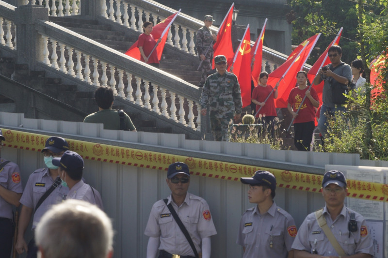 魏明仁率愛國同心會成員帶著五星旗和解放軍旗離開碧雲禪寺（1）。   圖：張良一/攝
