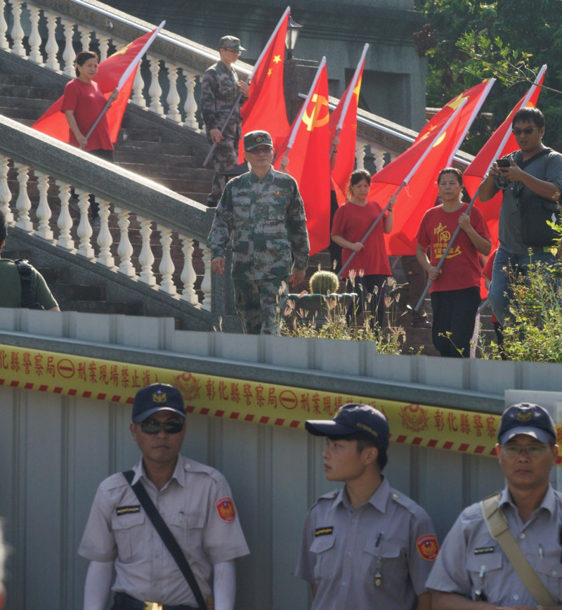 魏明仁率愛國同心會成員帶著五星旗和解放軍旗離開碧雲禪寺（2）。   圖：張良一/攝