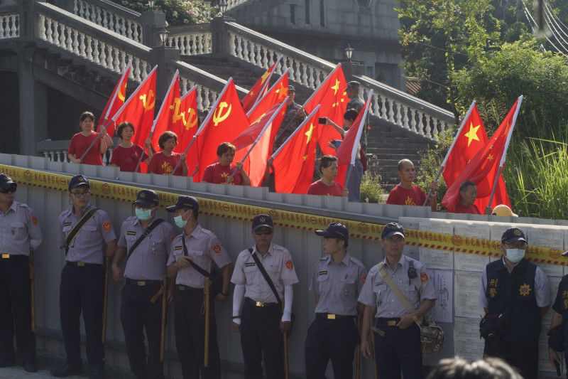 魏明仁率愛國同心會成員帶著五星旗和解放軍旗離開碧雲禪寺（3）。   圖：張良一/攝