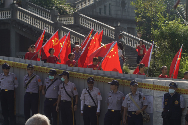 魏明仁率愛國同心會成員帶著五星旗和解放軍旗離開碧雲禪寺（4）。   圖：張良一/攝