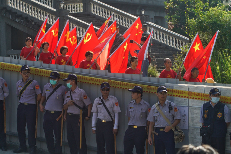 魏明仁率愛國同心會成員帶著五星旗和解放軍旗離開碧雲禪寺（5）。   圖：張良一/攝