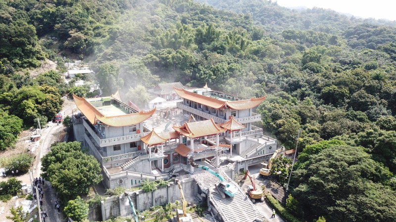中華人民共和國共產教育基地拆除空拍畫面。   圖：周家安提供/攝影