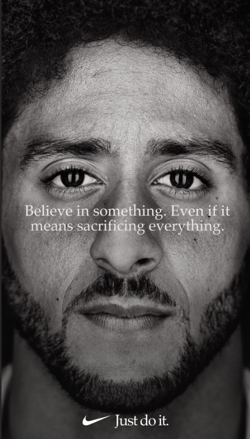 Nike為慶祝「Just Do it」口號的 30 週年，聘請職業美式足球員卡珀尼克（Colin Kaepernick）拍攝廣告，引發爭議。   圖：翻攝卡珀尼克推特