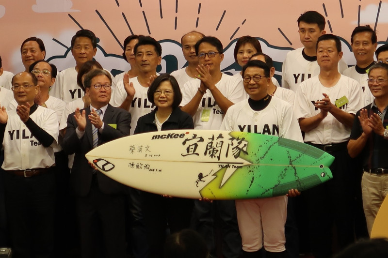總統蔡英文與陳歐珀26日在沖浪板上簽名，象徵支持宜蘭縣運動產業。   圖：林朝億/攝