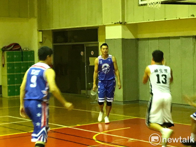 籃球國手陳信安(中)穿上KMT隊服下場打球。   圖 : 周煊惠 / 攝