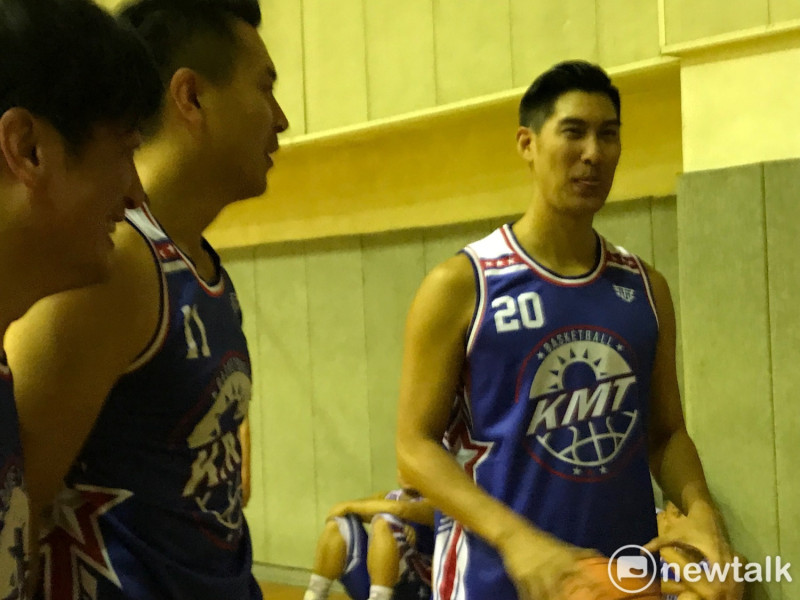 籃球國手毛加恩(右)、陳信安(左)。   圖 : 周煊惠 / 攝