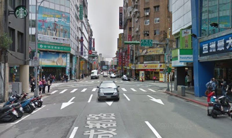 有一名紅衣老婦人常常出現在台北市西門町成都路上行乞。   圖：翻攝自Google Map
