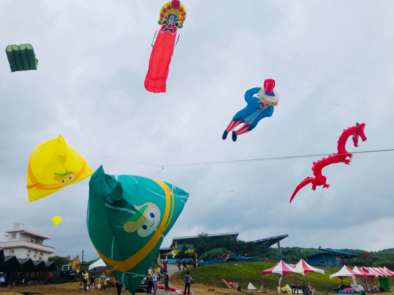 美國大叔、全台最大35公尺國劇臉譜風箏等各式人物造型風箏將在活動當天一同放飛。   圖：新北市文化局提供    