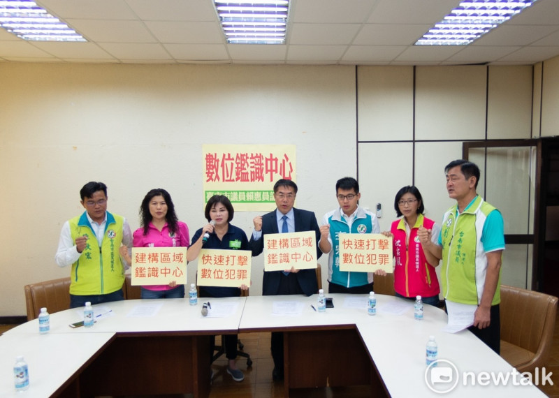 台南市長候選人黃偉哲與競選發言人賴惠員等人舉行記者會，提出以科技建警的新治安政策。   圖：黃博郎/攝