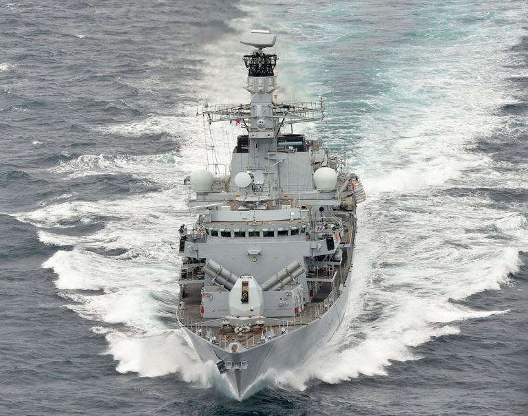英國兩棲攻擊艦阿爾賓號（HMS Albion）上月自日本前往越南途中，行使自由航行權，駛近中國在西沙群島的基地，挑戰北京對南海的主權宣示。   圖 : 翻攝自NAVAL TODAY