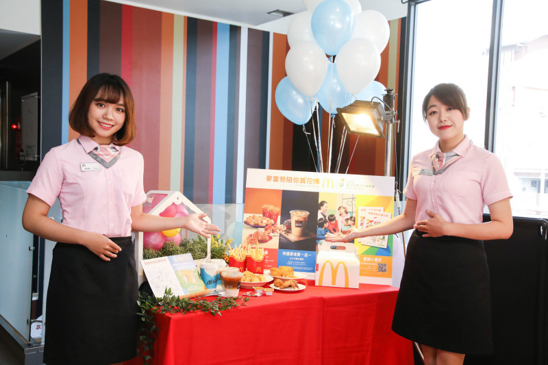 台灣麥當勞推出花博專屬優惠與活動，包括特選那堤買一送一、獨家花博分享盒、童樂故事屋、石虎家族著色稿與餐廳餐盤襯紙。   圖：台灣麥當勞/提供