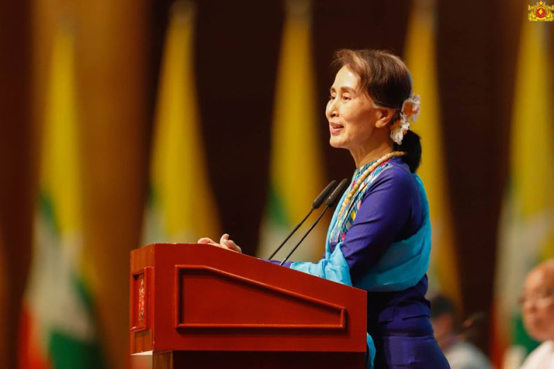 緬甸文人領袖翁山蘇姬因為坐視羅興亞人面臨嚴重人道危機，招致國際批評，紛紛褫奪之前頒給她的各項榮譽。   圖：翻攝翁山蘇姬臉書
