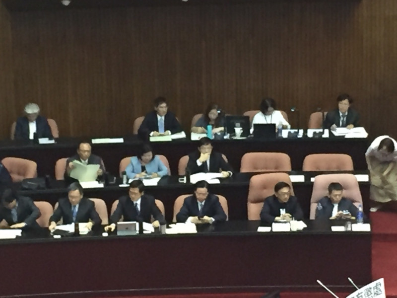 藍委坐在賴清德在議場內的座位。   圖：趙婉淳／攝