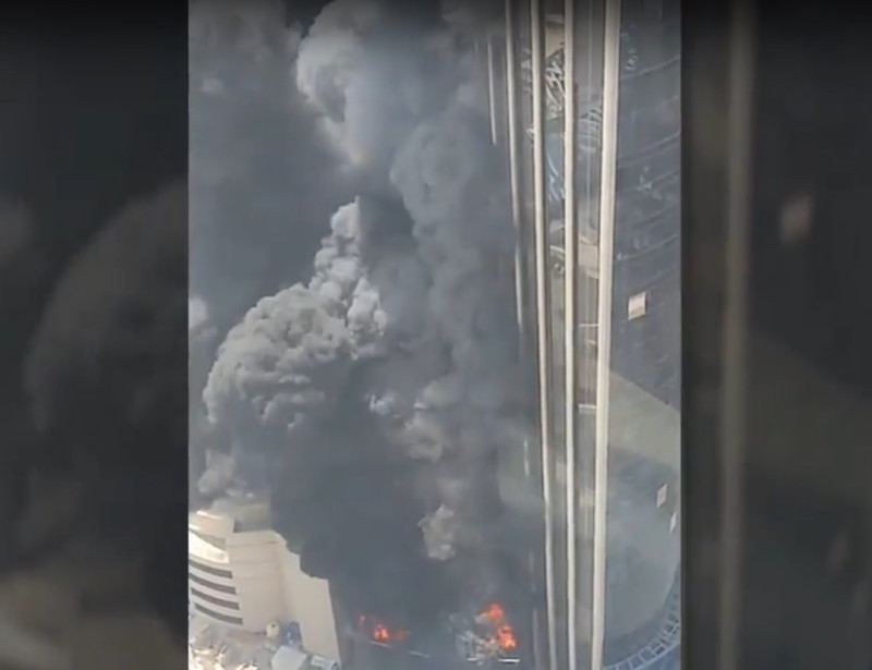 科威特國家銀行總部大樓發生火警。   圖：翻攝自Youtube。