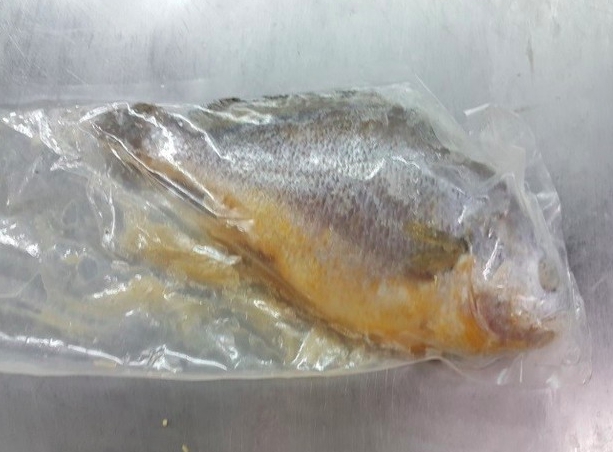 1件來自台北市販售業者的黃魚，則被驗出有不得檢出的恩氟喹啉羧酸(enrofloxacin) 0.02ppm。   圖：台北市衛生局/提供