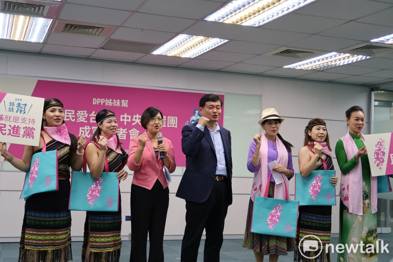 民進黨28日成立新住民愛台灣中央助選團。   圖：林朝億/攝