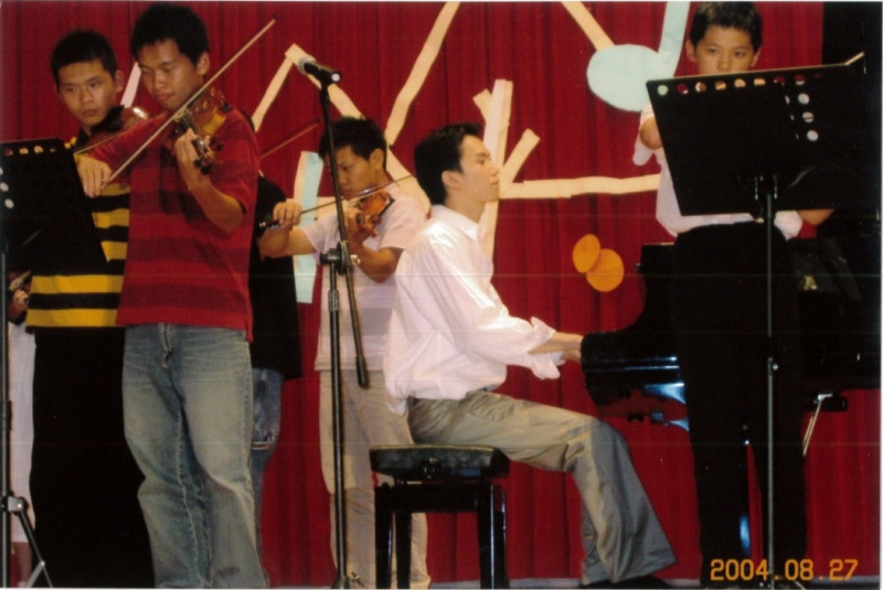 鄭朝方與學生陳一霖於92年10月18日，小提琴成果展合影。   圖：鄭朝方競選辦公室/提供