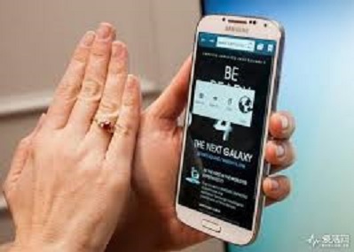 蘋果也曾傳出在研發新技術，讓用戶在手指不用觸摸螢幕的情況下操作，只要把一隻手指放在螢幕以上及感應範圍之內，便可「隔空」控制手機部分功能。   圖 : 翻攝自idea創意工坊