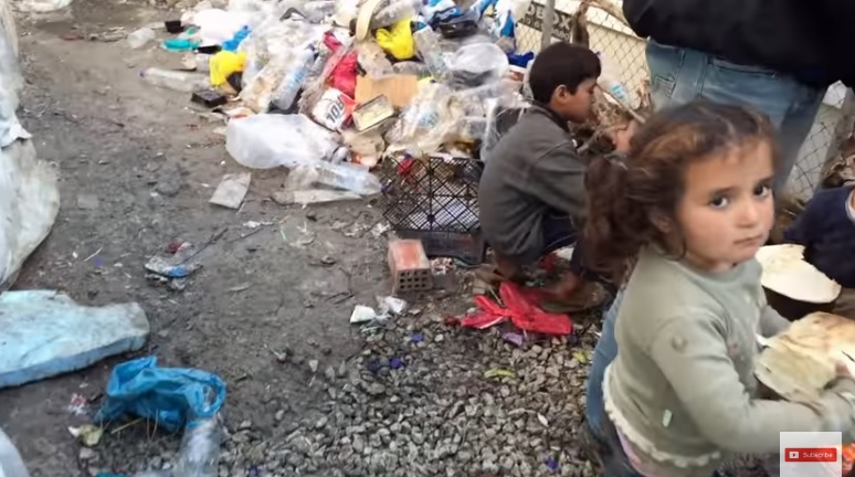 成千上萬移民擠在希臘島上的難民營裡，每天排隊吃劣質食物、洗冷水澡，並使用髒亂不堪的廁所。   圖：翻攝Youtube