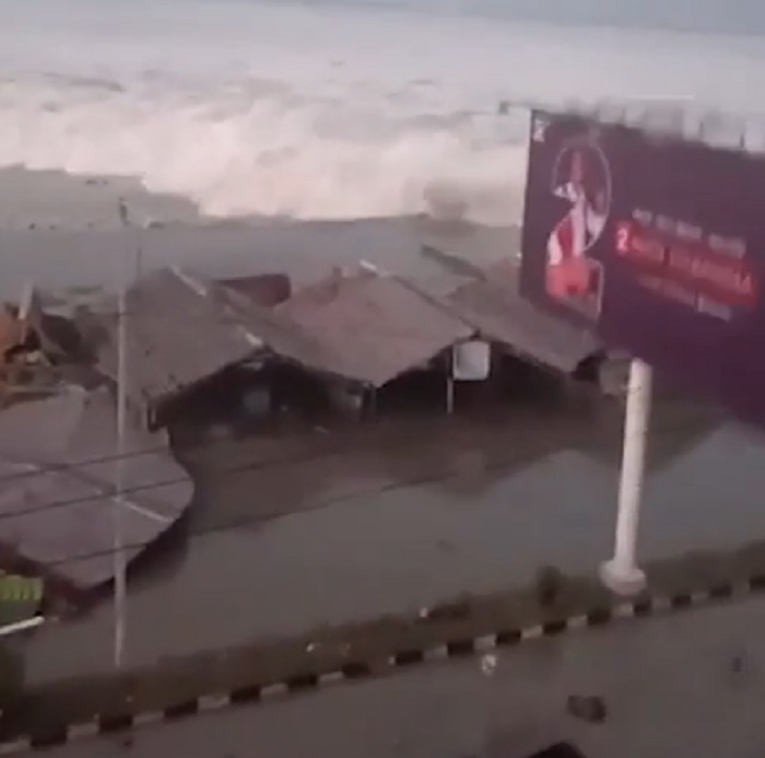 印尼蘇拉威西島外海28日發生規模7.5強震，中蘇拉威西省首府巴路巿（Palu）遭遇2公尺高海嘯侵襲，巨浪已經退去。   圖：翻攝Youtube