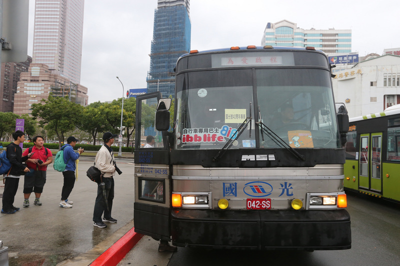 由一批喜好公車者組成的台灣巴士文化協會，趕在最後一輛灰狗巴士年底報廢前，29日包下遊覽車，安排出遊，巴士迷陸續上車，踏上旅程。   圖：中央社