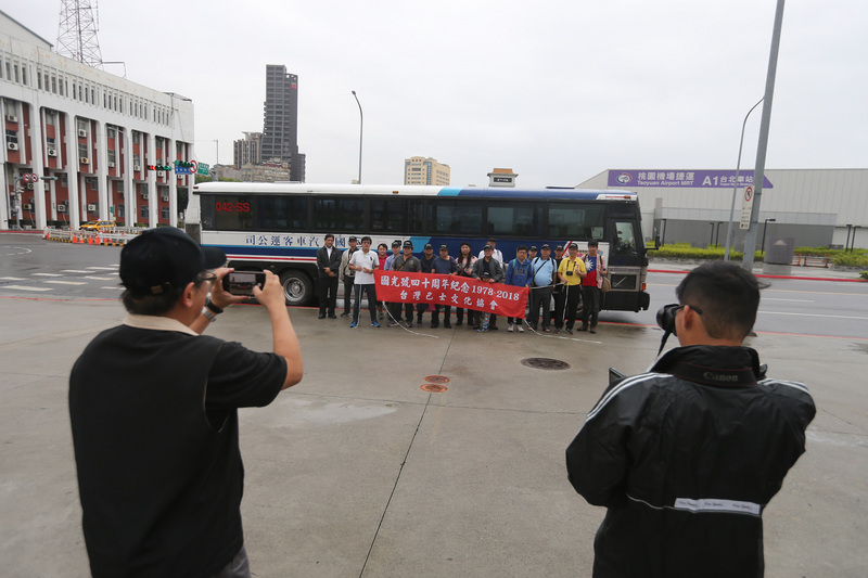 由一批喜好公車者組成的台灣巴士文化協會，趕在最後一輛灰狗巴士年底報廢前，29日包下遊覽車安排出遊，巴士迷在出發前合影留念。   圖：中央社