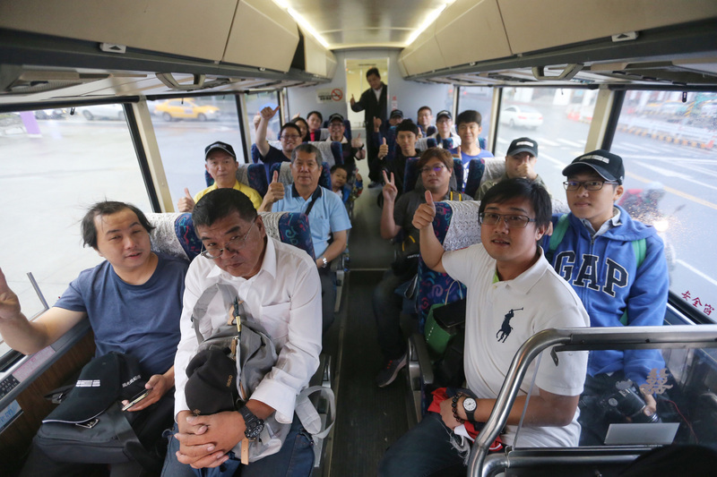 由一批喜好公車者組成的台灣巴士文化協會，29日趕在最後一輛灰狗巴士報廢前包車出遊，出發前合影留念。   圖：中央社