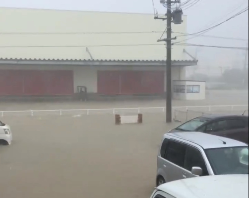 沖繩網友分享自己家門口的停車場遭到水淹的畫面。   圖：翻攝推特