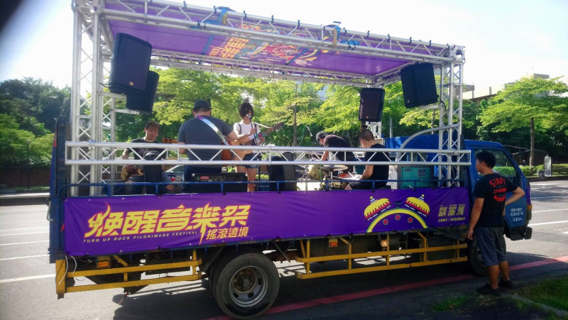 「煥醒音樂祭」將在水萍塭公園正式開場，台南在地吉他女聲阿子和她的樂團今天特地登上搖滾卡車在台南遶境宣傳。   圖：黃博郎/攝