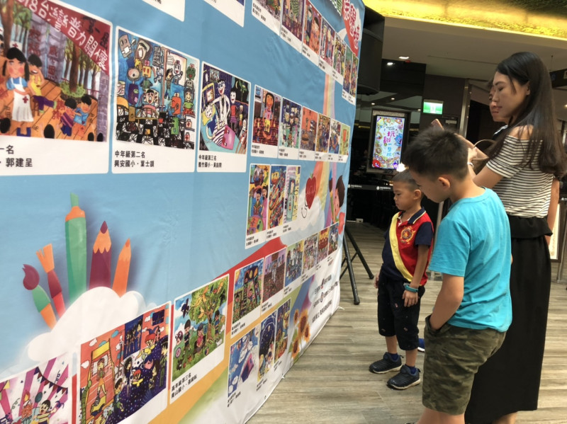 愛健康~兒童繪畫比賽在南紡夢時代舉行頒獎典禮,並展出得獎作品,吸引不少民眾前往參觀。 圖:黃博郎攝